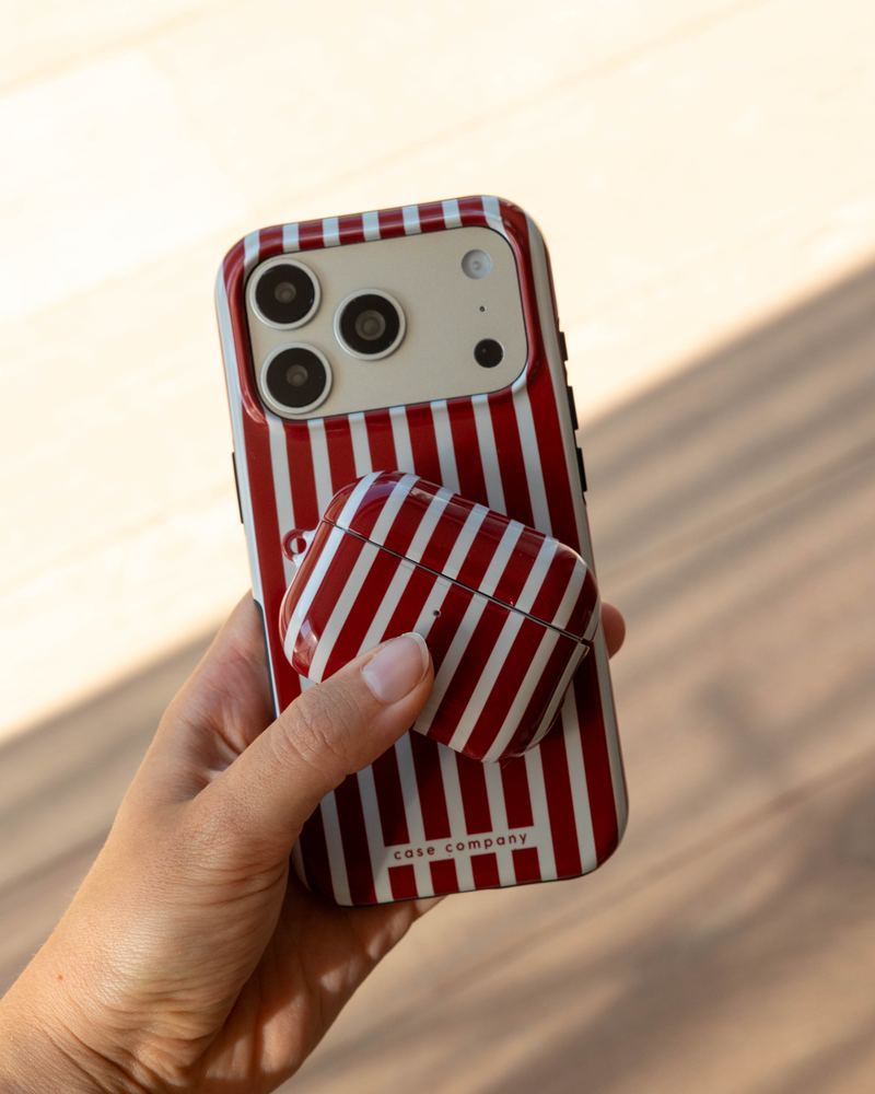 Cover AirPods abbinata a una cover per telefono