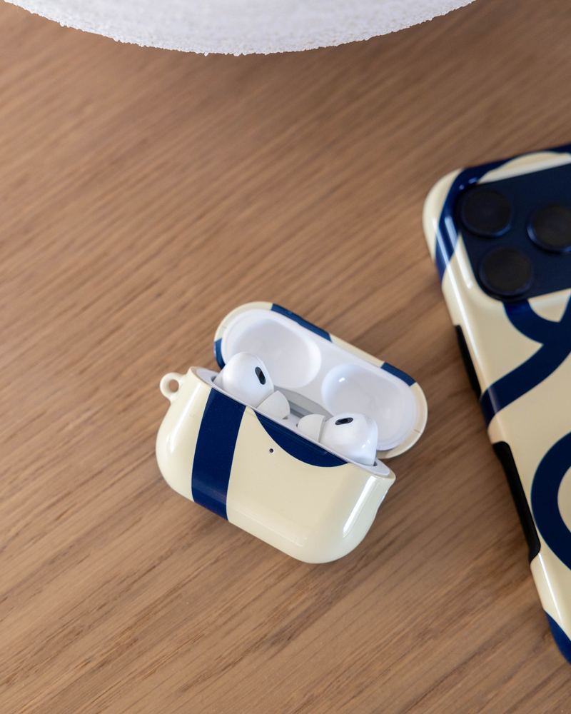 Cover AirPods abbinata a una cover per telefono