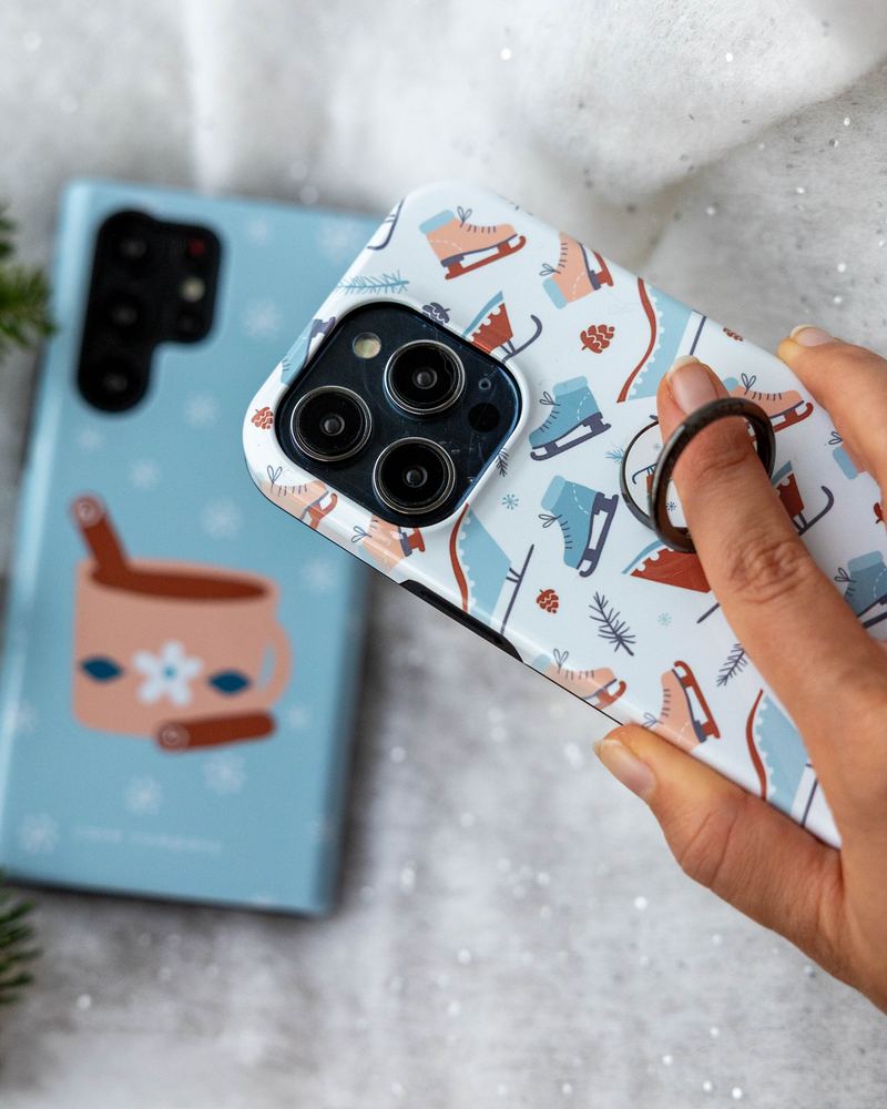 Anello per telefono nero su una cover con stampa invernale